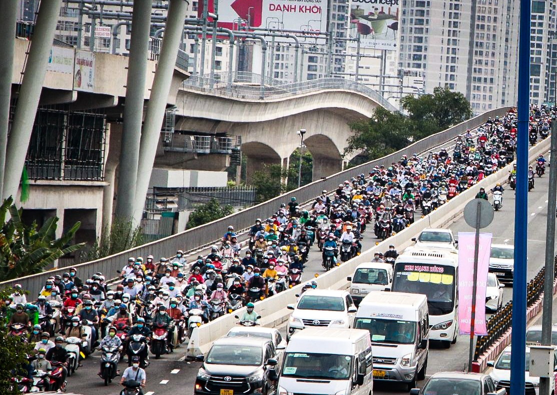 CẤM XE LÊN CẦU VƯỢT NGUYỄN HỮU CẢNH ĐỂ SỬA CHỮA